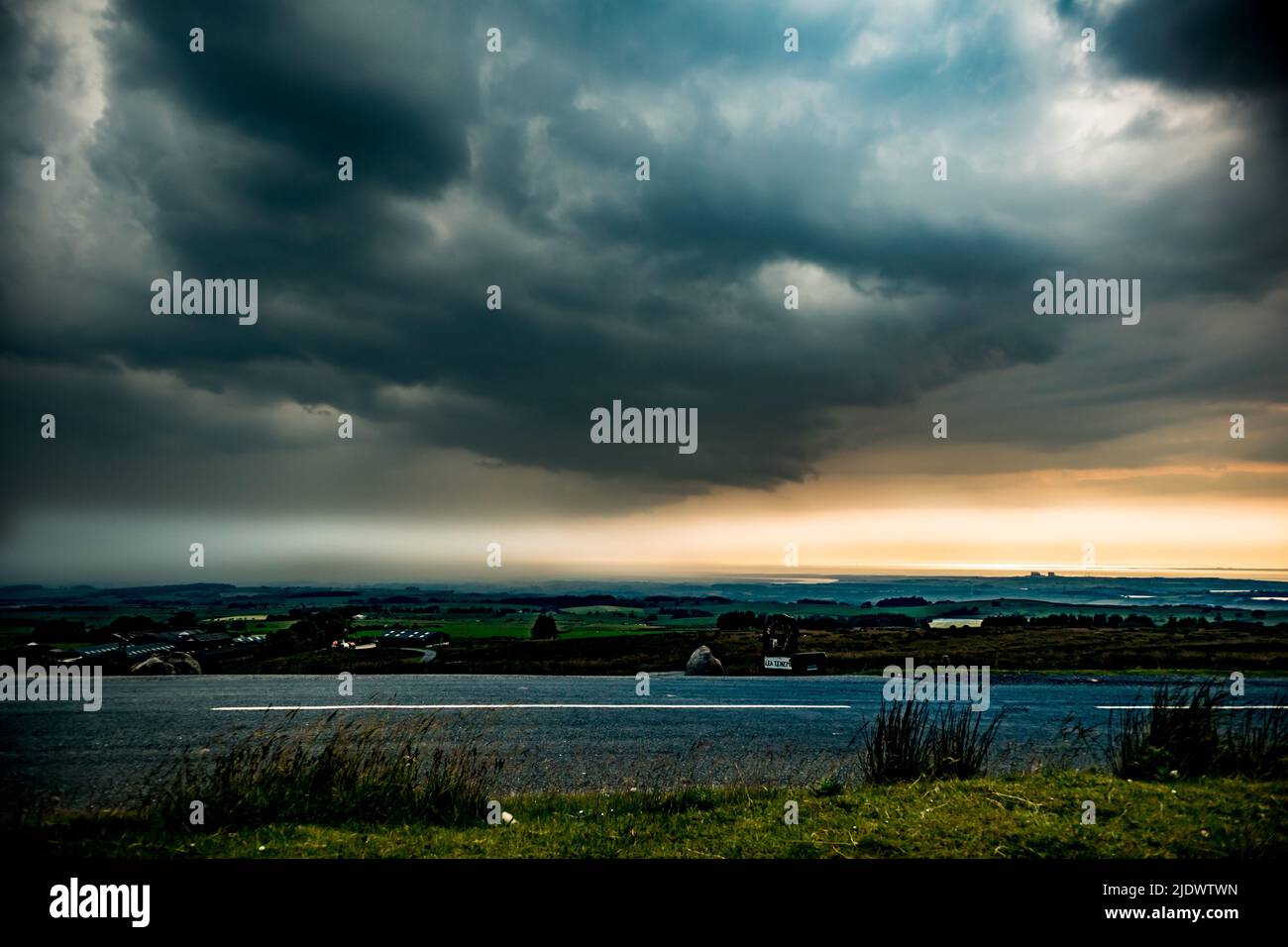 Quernmore, Lancashire, Regno Unito. 23rd giugno 2022. Dopo una calda giornata in cui le temperature superavano i 30 gradi, il tempo aveva cominciato a girare prima del tramonto nell'Inghilterra nord-occidentale. Credit: PN News/Alamy Live News Foto Stock