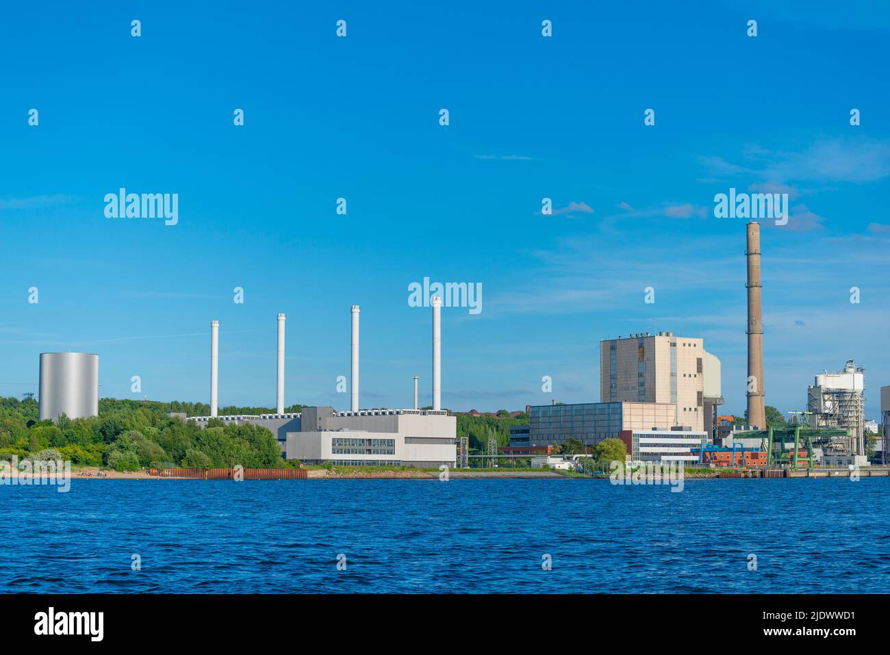 Unità combinata di calore e di potenza a gas (sinistra) e stazione seminterrata a carbone (destra) a Kiel Fjord, Kiel Schleswig-Holstein, Germania settentrionale Foto Stock