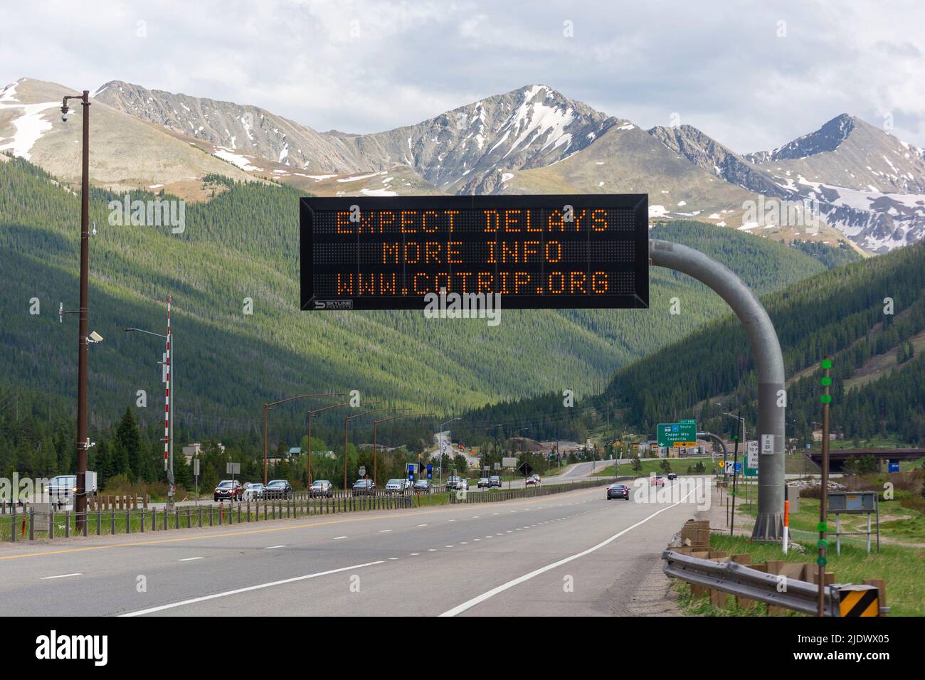 Aspettati ritardi autostrada segnale su Interstate 70 nelle Montagne Rocciose del Colorado Foto Stock