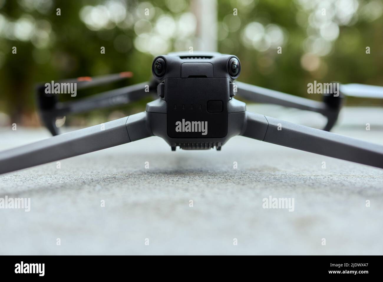 Nuovo drone un'azienda nota è in piedi su una superficie di calcestruzzo. Parti di un nuovo e moderno quadricottero in primo piano Foto Stock