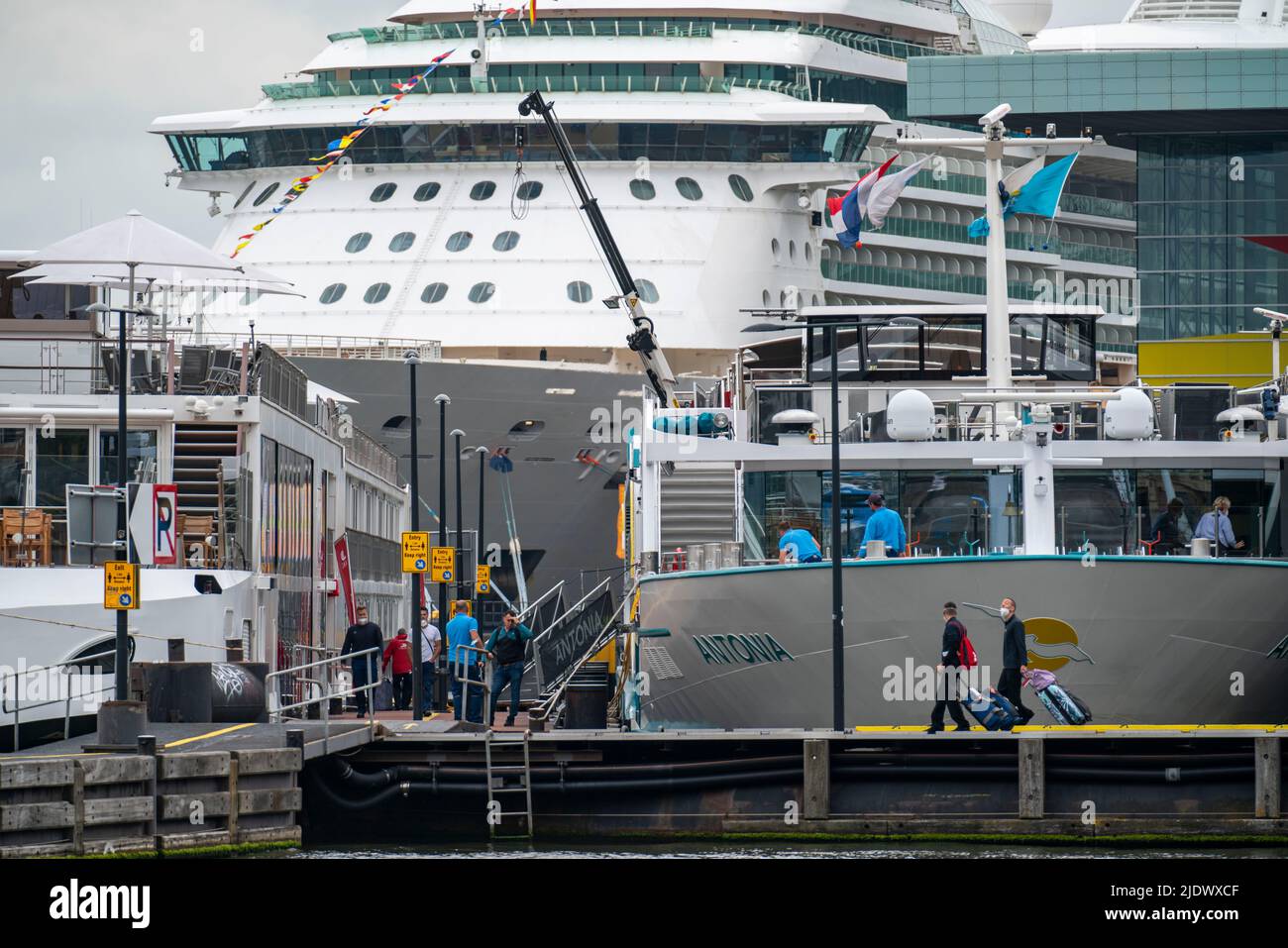 Navi da crociera fluviali al molo dell'ij, vicino alla stazione centrale, bagagli dei passeggeri caricati, Amsterdam, Paesi Bassi Foto Stock