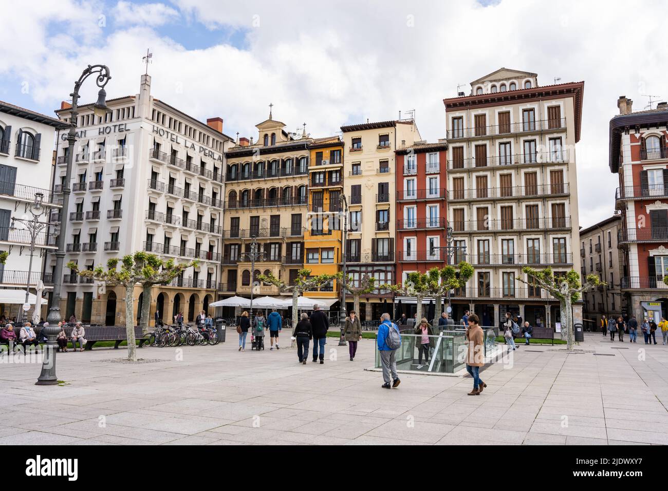 Pamplona, Spagna - Maggio 6th 2022 - turisti che passano sulla piazza Castillo (Placa de Castillo) a Pamplona Foto Stock