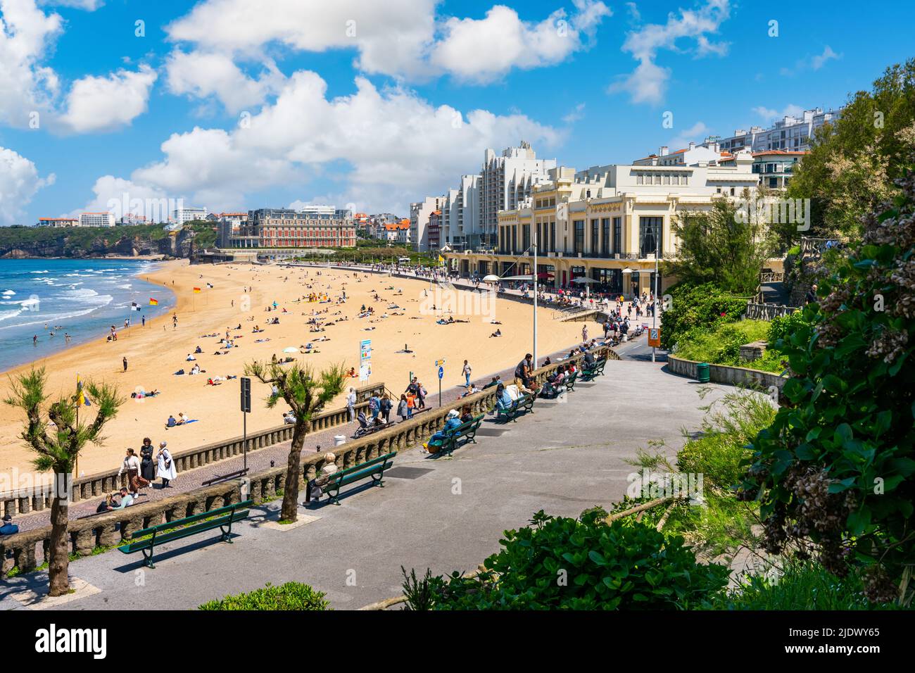 Biarrtiz, Francia - Maggio 7th 2022 - Grand Beach (la Grande Plage) con gli amanti del sole a Bioritz Foto Stock