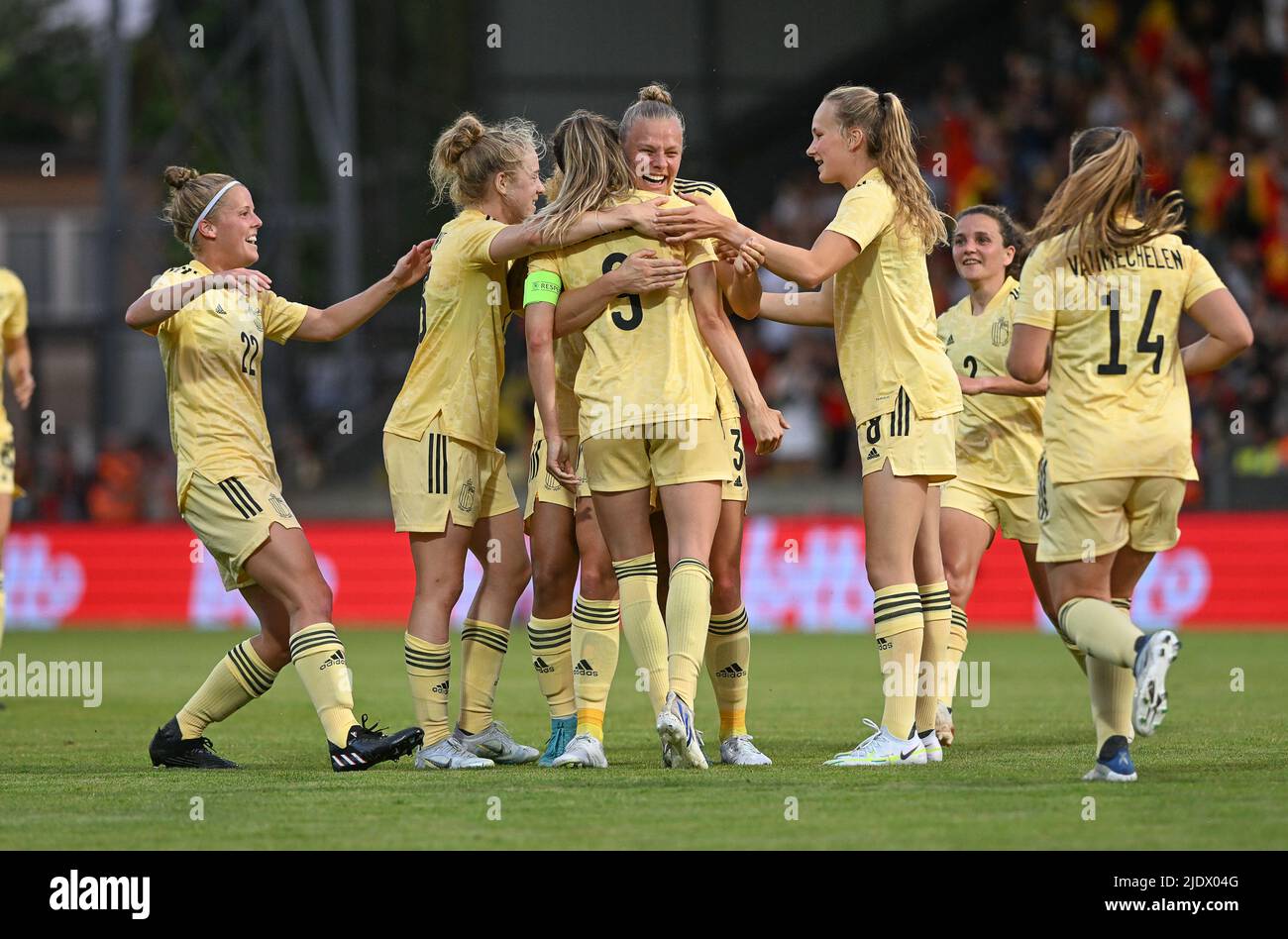 Lier, Belgio, 23 giugno 2022. I giocatori belgi festeggiano dopo aver segnato la partita amichevole tra la squadra nazionale belga di calcio femminile, le fiamme rosse e la squadra nazionale femminile di calcio dell'Irlanda del Nord, a Lier, giovedì 23 giugno 2022. BELGA PHOTO DAVID CATRY Credit: Belga News Agency/Alamy Live News Foto Stock