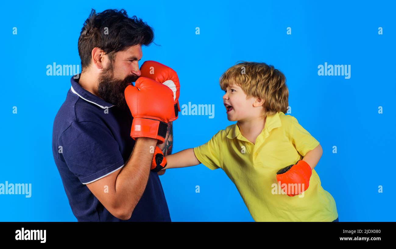 Allenatore di pugilato e addestramento dei bambini. Bambino nei guanti imparare boxe. Padre e figlio pronti a sparare. Foto Stock