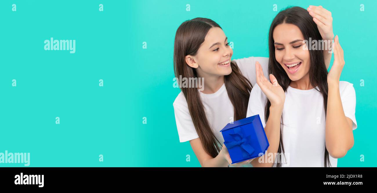 Banner figlio e madre, spazio copia, sfondo isolato. Per la mamma migliore. La figlia del bambino dà la scatola del regalo alla madre. Buon giorno delle madri Foto Stock