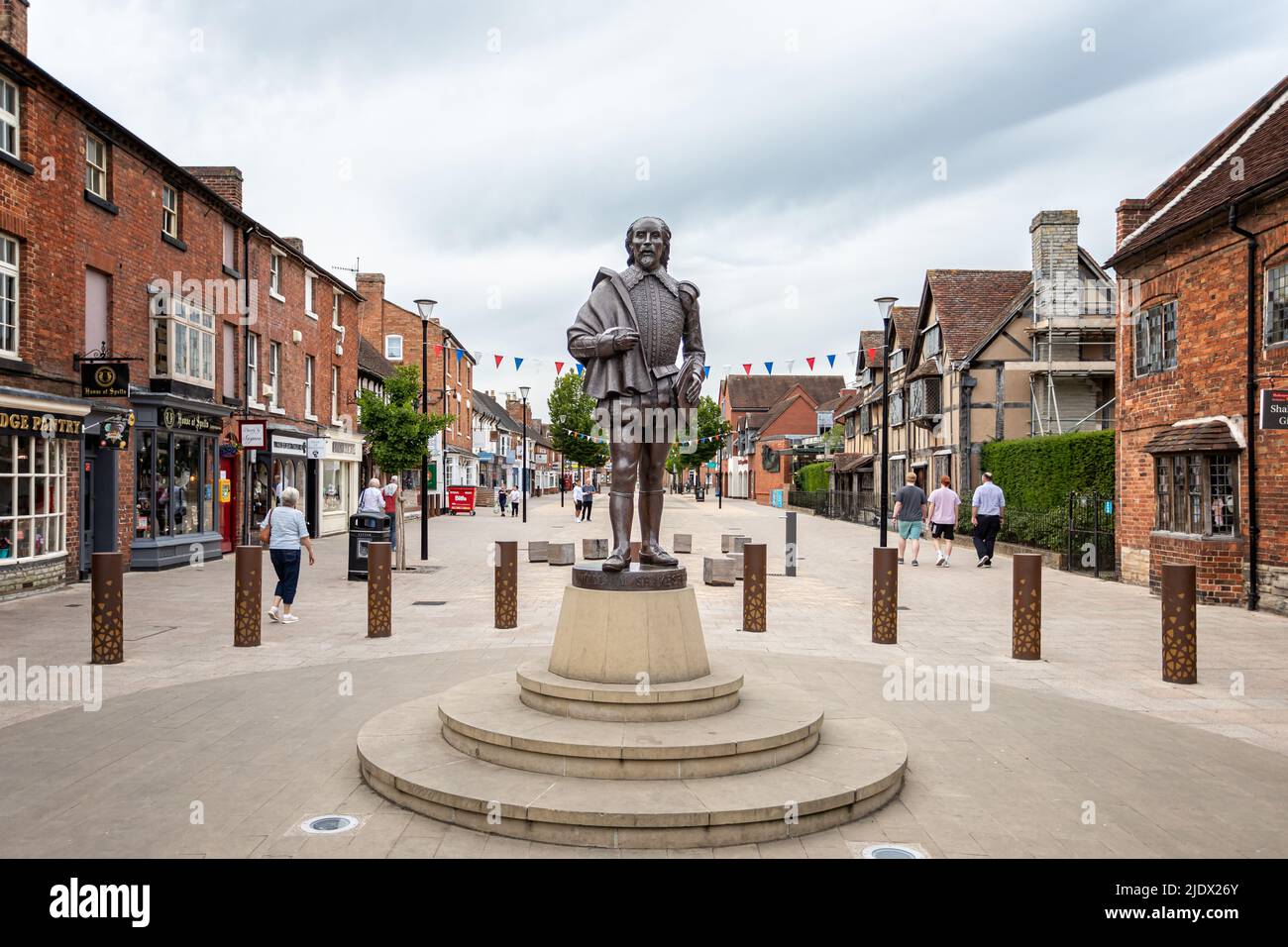 Statua di William Shakespeare in Henley Street, Stratford upon Avon, Warwickshire, Regno Unito il 16 giugno 2022 Foto Stock