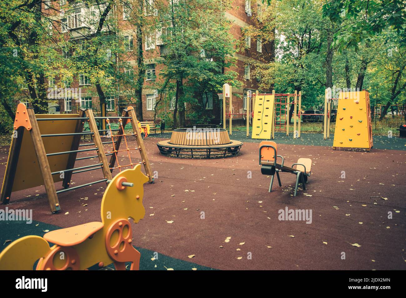 Parco giochi per bambini per giochi all'aperto in autunno. Il concetto di ricreazione sana e sviluppo del bambino. Intrattenimento utile per i bambini. Foto Stock