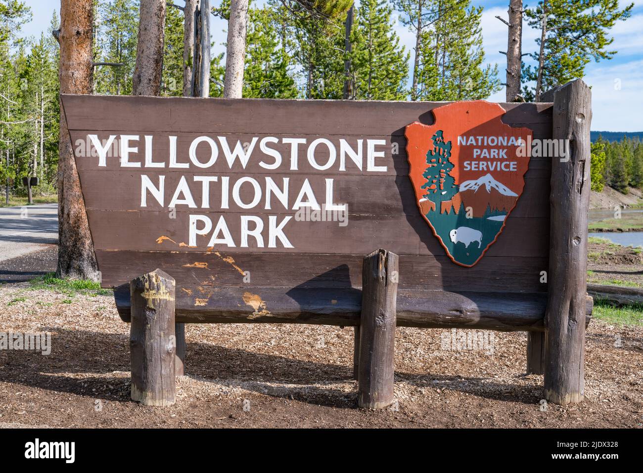 Yellowstone, Wyoming - 4 giugno 2022: Segnale di ingresso sud per il parco nazionale di Yellowstone lungo il fiume Snake Foto Stock