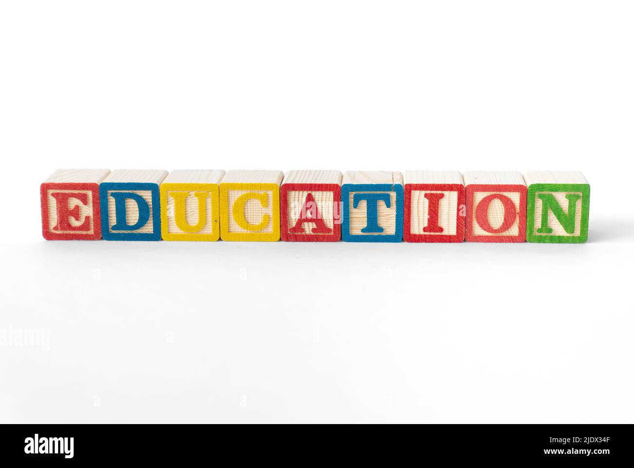 La parola Education ha scritto con blocchi di giocattoli colorati su sfondo bianco Foto Stock