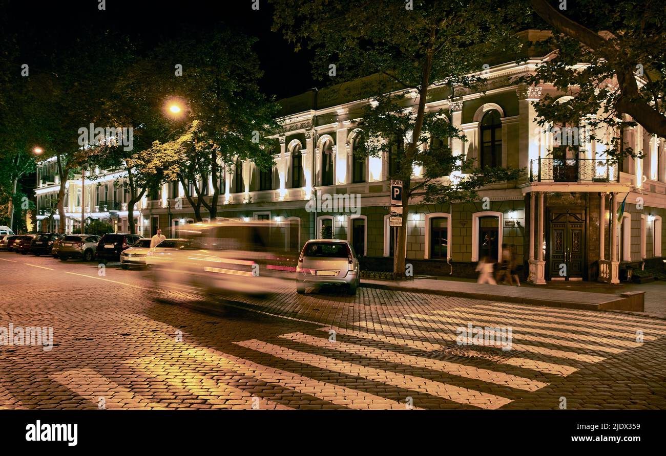 Foto notturna dell'edificio architettonico del Procuratore sulla via Pushkinskaya. Odessa, Ucraina, luce naturale Foto Stock