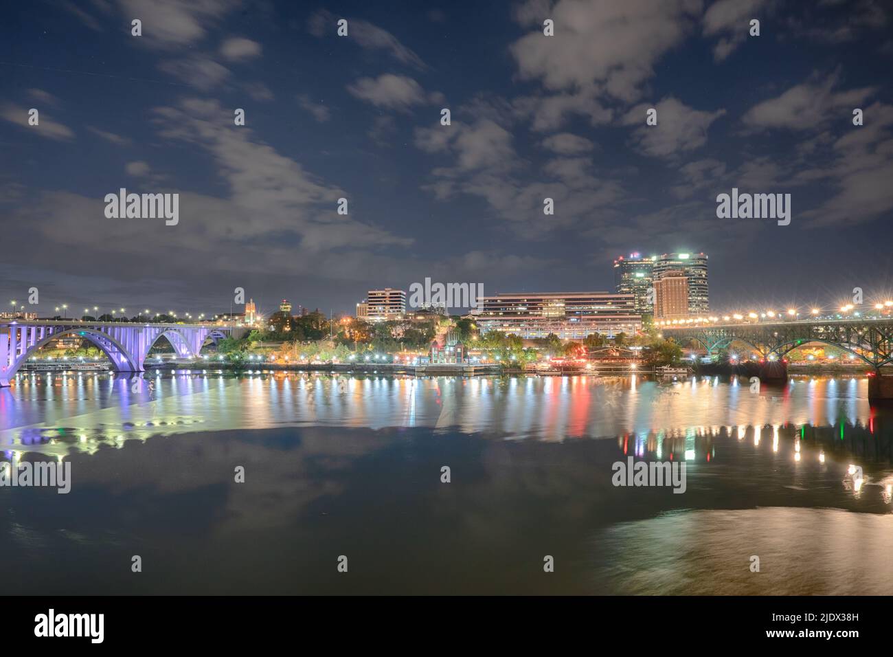 Lo skyline della città di Knoxville lungo il fiume Tennessee di notte Foto Stock