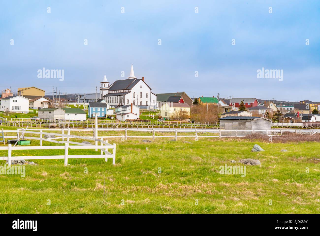 Città di Bonavista, Terranova, Canada con la chiesa sullo sfondo Foto Stock