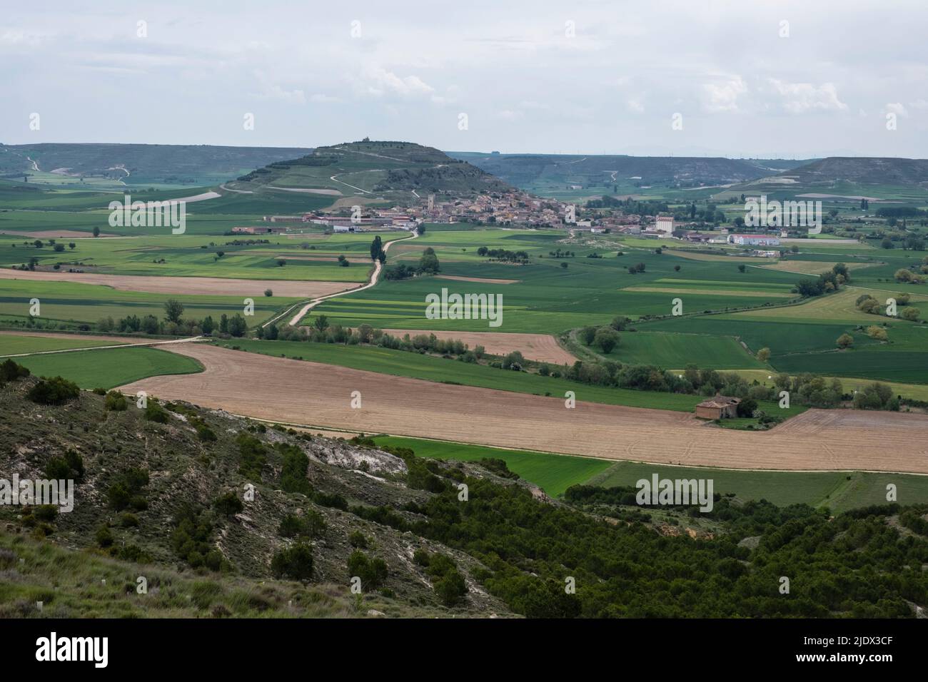 Spagna, Castilla y Leon, guardando verso Castrojeriz dal Camino de Santiago, passando attraverso i terreni agricoli in primo piano. Foto Stock