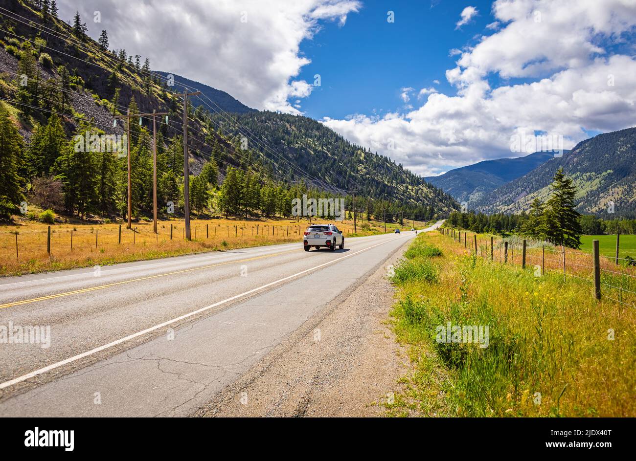 Autostrada strada sulla montagna. Auto guida veloce sulla strada in fondo alla catena montuosa. Auto corsa sulla strada in estate montagna vista-Giugno 6,2022 Foto Stock