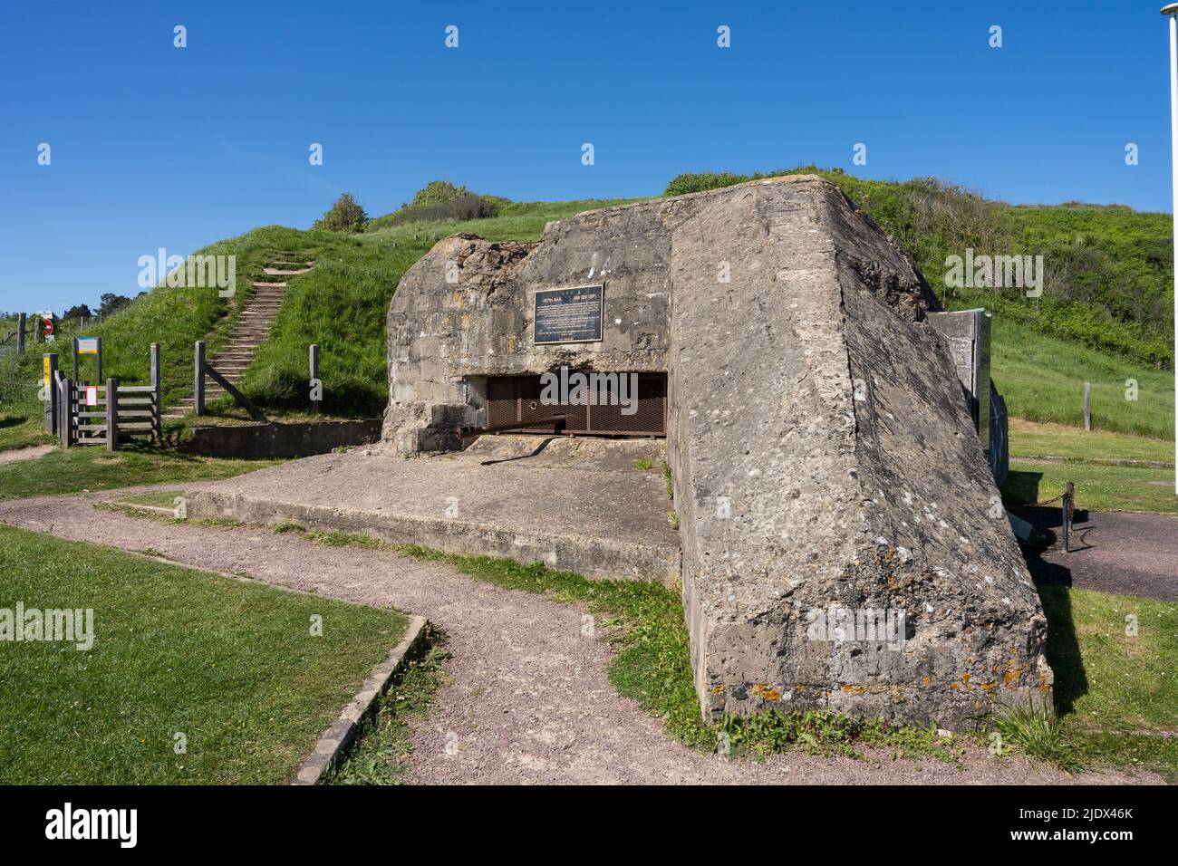 Saint-Laurent-sur-Mer, Francia - Maggio 29th 2022 - i resistenti originali del bunker nidificano con il canone dalla seconda guerra mondiale sulla spiaggia di Omaha conosciuta dal D-Day Foto Stock