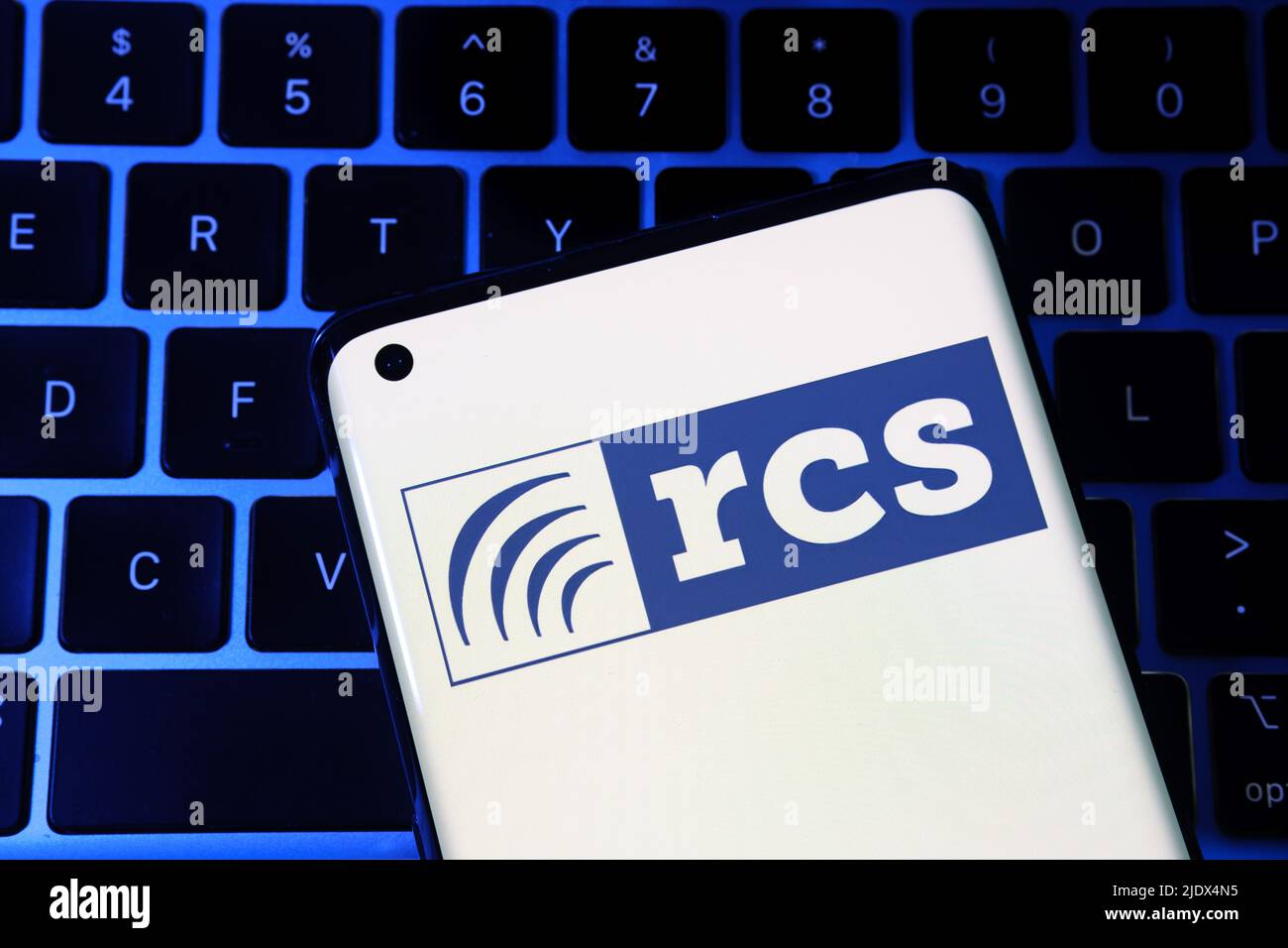 Logo RCS Lab visualizzato sullo smartphone. Azienda italiana nota con il software Hermit, utilizzato per la sorveglianza e l'intercettazione legale. Stafford, Ki Foto Stock