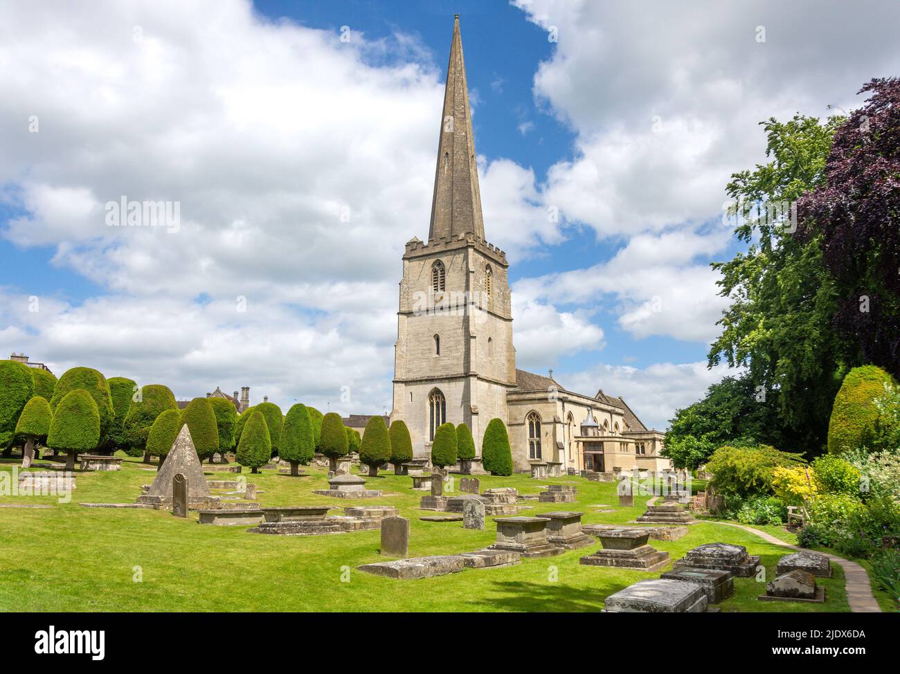 St Mary's Parish Church con alberi di tasso, New Street, Painswick, Gloucestershire, Inghilterra, Regno Unito Foto Stock