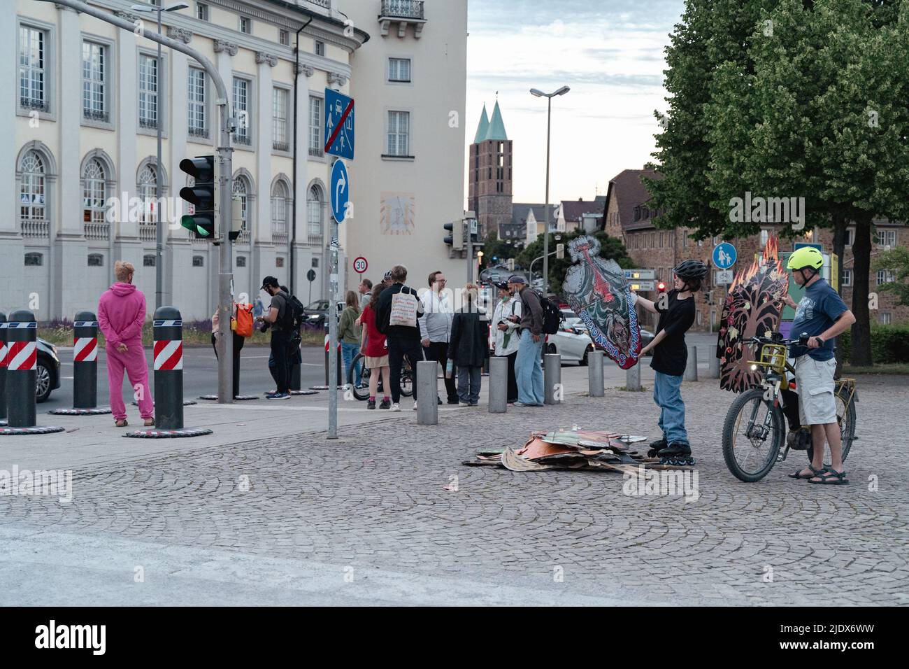 Documenta 15 - la rimozione dell'opera di taring padi dal collettivo di artisti ruan grupa sulla mostra d'arte documenta 15. Foto Stock