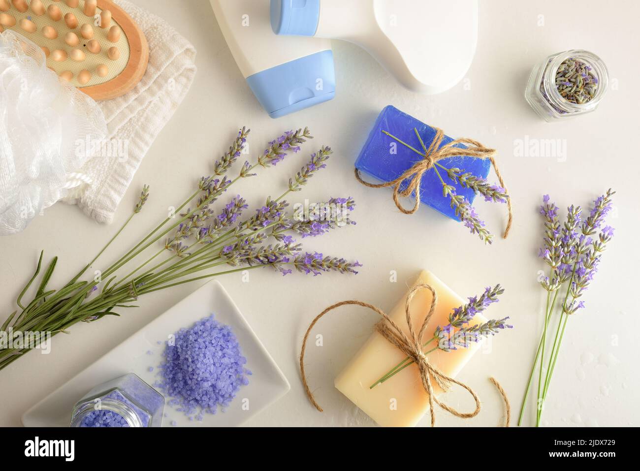 Prodotti da bagno in lavanda su tavola bianca con articoli da toeletta. Vista dall'alto. Composizione orizzontale. Foto Stock