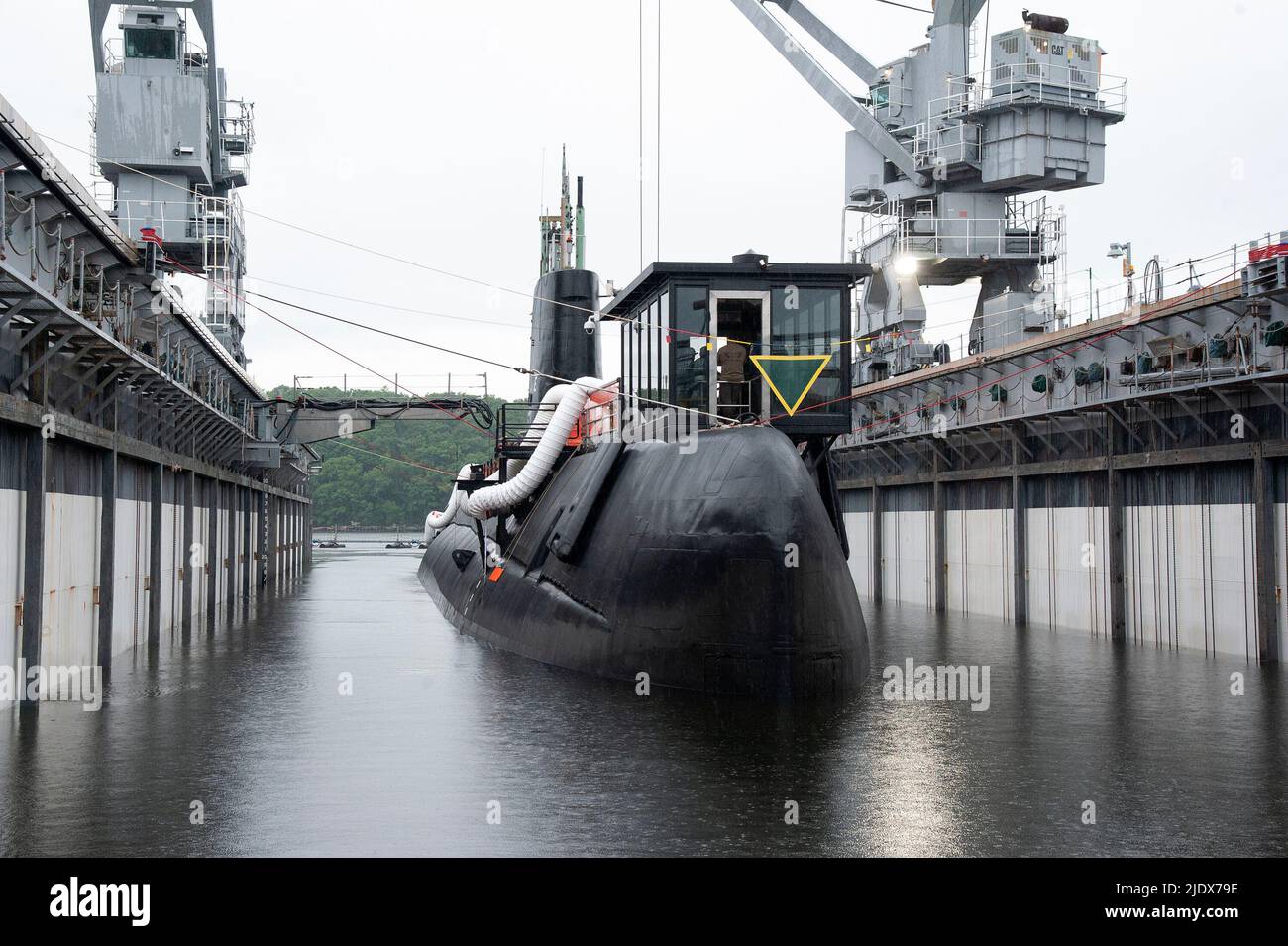 La nave storica Nautilus (SSN 571) si prepara a essere sganciata dal molo di riparazione a secco ausiliario (ARDM) 4 mercoledì 22 giugno 2022. Nautilus lasciò la Biblioteca e Museo della forza sottomarina a Groton, Conn., nell'ottobre 2021, e viaggiò fino alla base sottomarina di New London, dove la prima potenza nucleare della Marina subì una revisione e un rinnovamento. (STATI UNITI Navy foto di John Narewski) Foto Stock