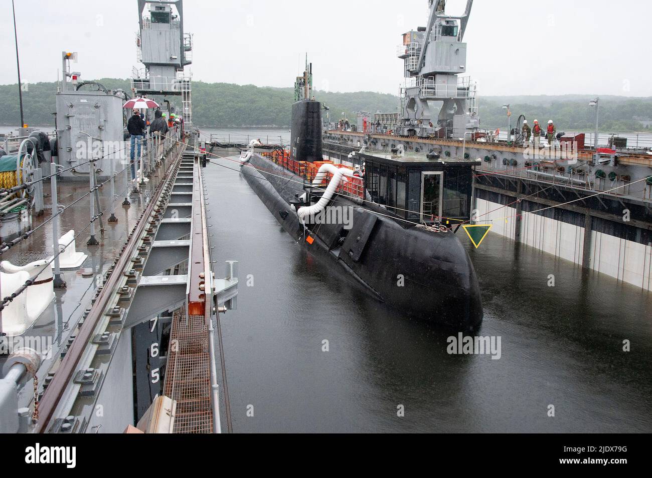 La nave storica Nautilus (SSN 571) è guidata fuori dalla stazione di riparazione ausiliaria a secco (ARDM) 4 mercoledì 22 giugno 2022. Nautilus lasciò la Biblioteca e Museo della forza sottomarina a Groton, Conn., nell'ottobre 2021, e viaggiò fino alla base sottomarina di New London, dove la prima potenza nucleare della Marina subì una revisione e un rinnovamento. (STATI UNITI Navy foto di John Narewski) Foto Stock