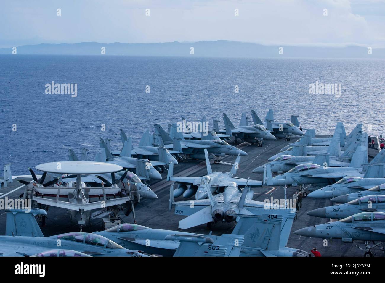 220623-N-UF592-1007 SANTA RITA, Guam (23 giugno 2022) l'unica compagnia aerea della Marina statunitense USS Ronald Reagan (CVN 76) si attracca nella base navale Guam per una visita al porto programmata. Ronald Reagan, il fiore all'occhiello del Carrier Strike Group 5, fornisce una forza pronta per i combattimenti che protegge e difende gli Stati Uniti, e sostiene alleanze, partnership e interessi marittimi collettivi nella regione Indo-Pacific. (STATI UNITI Foto Navy di Mass Communication Specialist 3rd Classe Eric Stanton) Foto Stock
