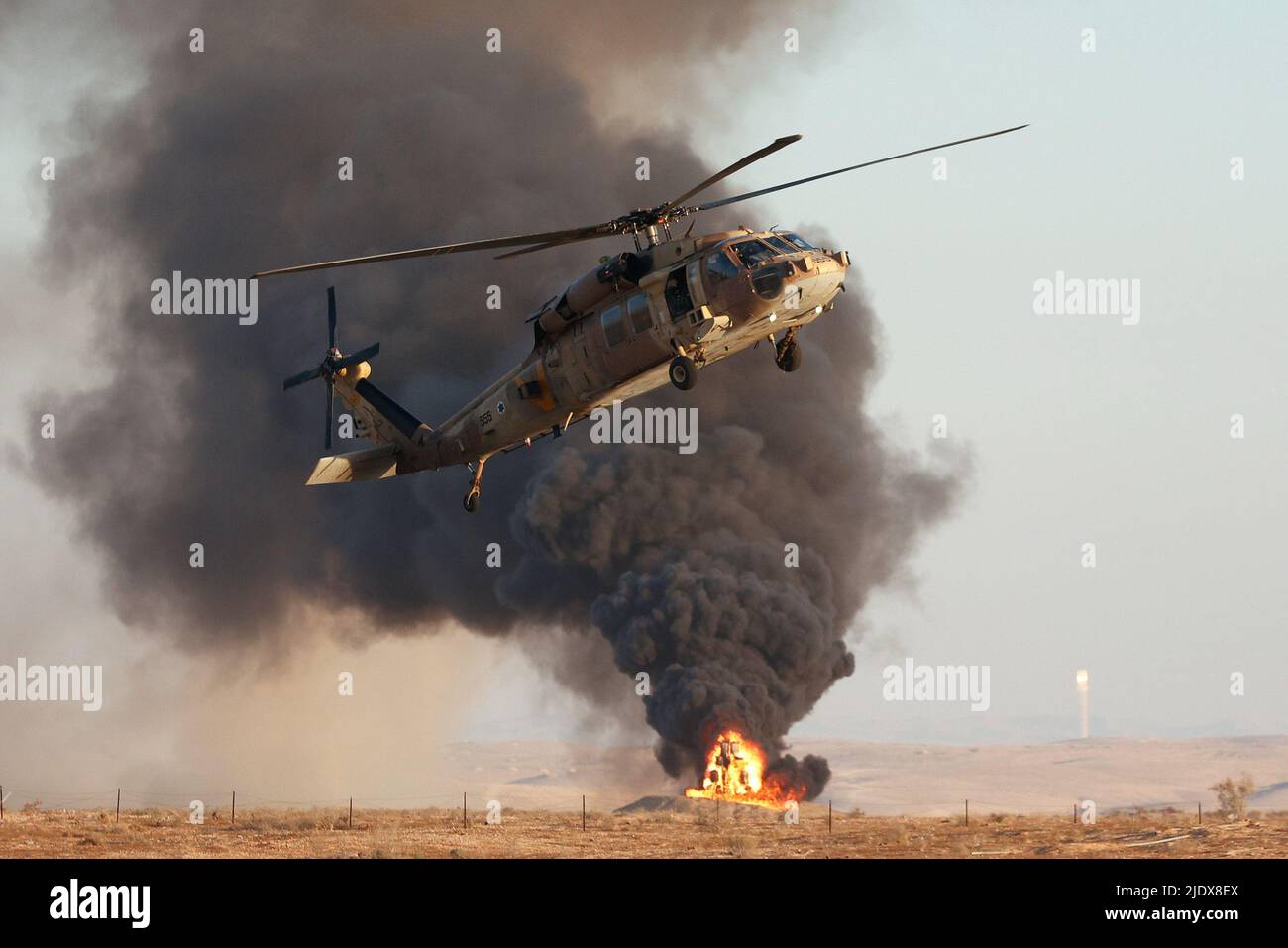 Base AEREA di HATZERIM (ISRAELE), 23 giugno 2022 (Xinhua) -- Un elicottero si esibisce durante una cerimonia di laurea all'Aeronautica militare israeliana (IAF) presso la base aerea di Hatzerim vicino a Be'er Sheva, Israele, il 23 giugno 2022. (Ilan Assayag/JINI via Xinhua) Foto Stock