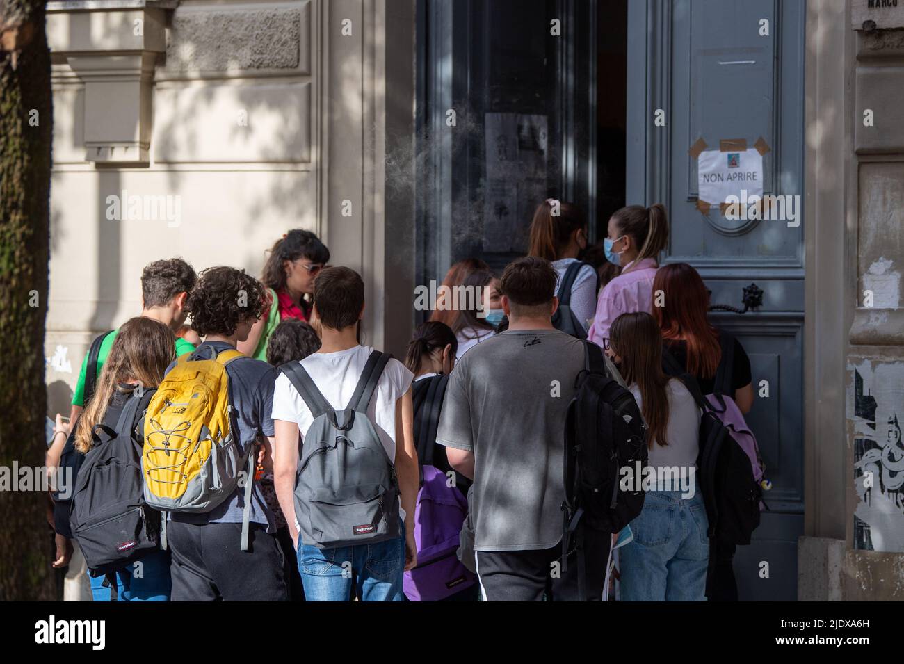 Rieti, Italia. 22nd giugno 2022. Gli esami di maturità iniziano per gli studenti nel loro ultimo anno di scuola superiore. Il test italiano apre i 2022 esami, che sono tornati alla normalità con prove scritte dopo due anni a causa dell'emergenza sanitaria covid19. Tra le tracce c'è anche il tema dell'iperconnessione. A Rieti, Italia, il 22 giugno 2022. (Credit Image: © Riccardo Fabi/Pacific Press via ZUMA Press Wire) Foto Stock