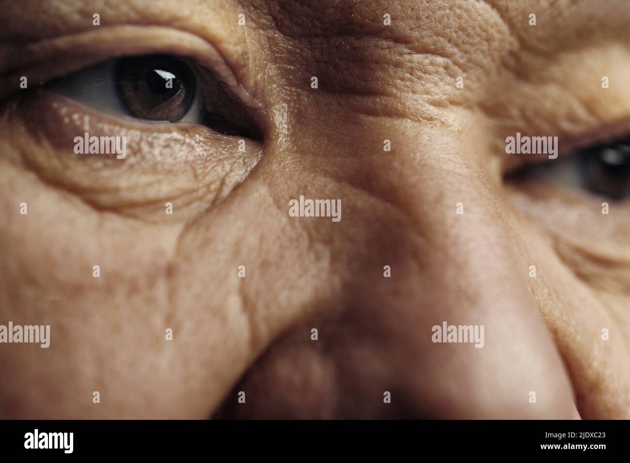 Uomo anziano con pelle rugosa che guarda via Foto Stock