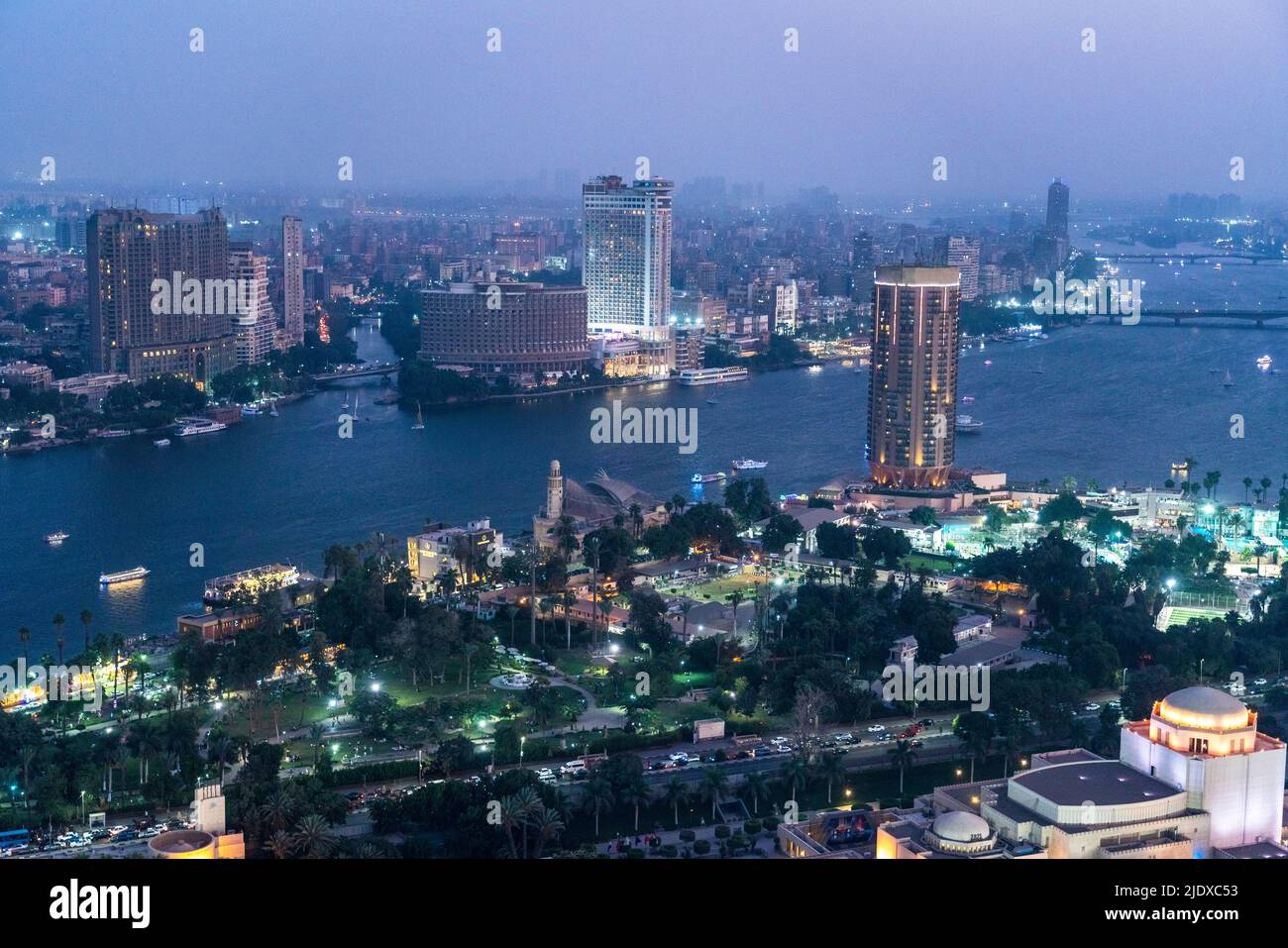 Egitto, Cairo, vista dell'isola di Gezira al tramonto con il Cairo Opera House in primo piano e il fiume Nilo in background Foto Stock