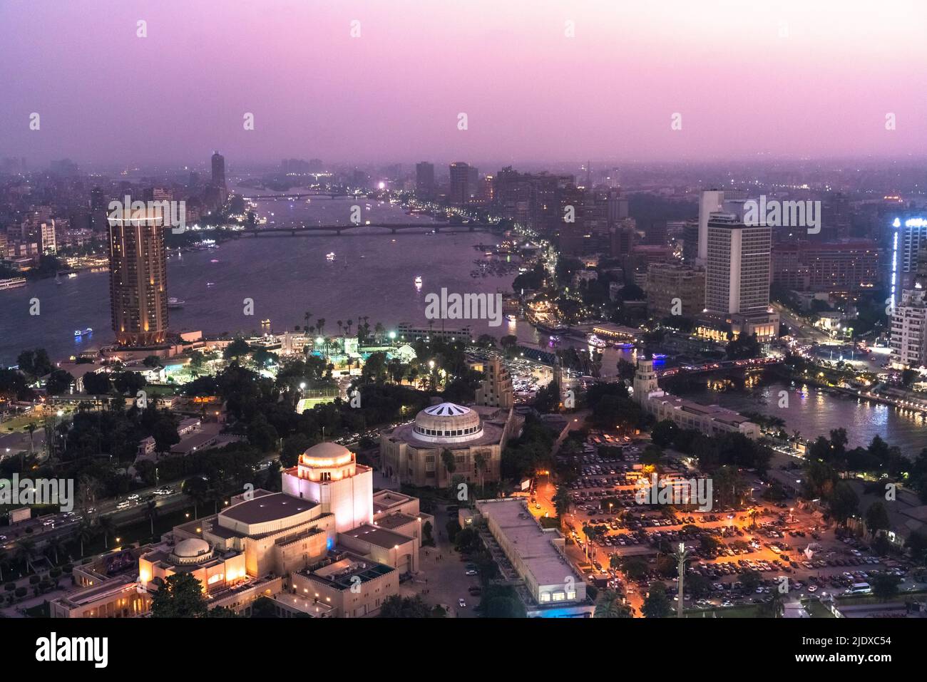 Egitto, Cairo, vista dell'isola di Gezira al tramonto con il Cairo Opera House in primo piano e il fiume Nilo in background Foto Stock