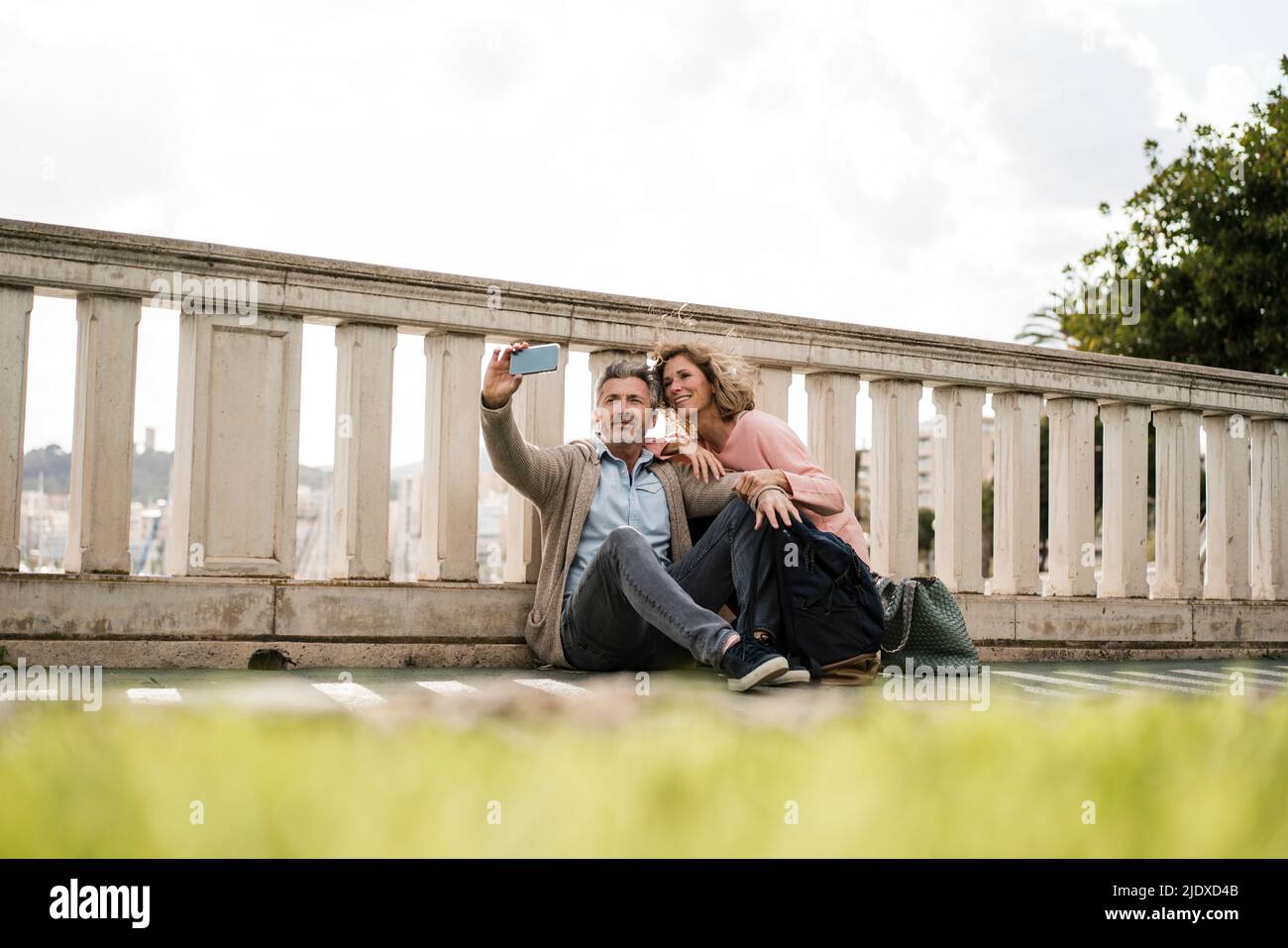 Turisti che prendono selfie su telefono cellulare sul ponte Foto Stock