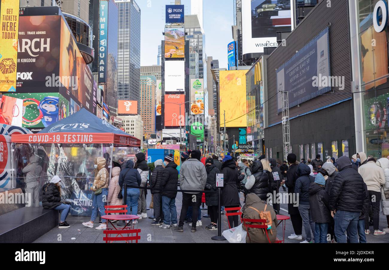 NEW YORK, N.Y. – 19 dicembre 2021: Un sito di test COVID-19 si trova a Times Square di New York. Foto Stock