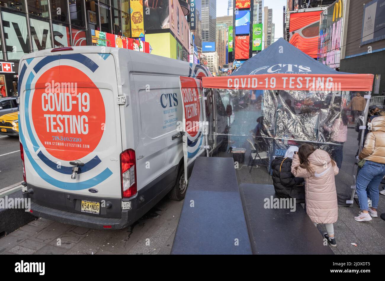 NEW YORK, N.Y. – 19 dicembre 2021: Un sito di test COVID-19 si trova a Times Square di New York. Foto Stock