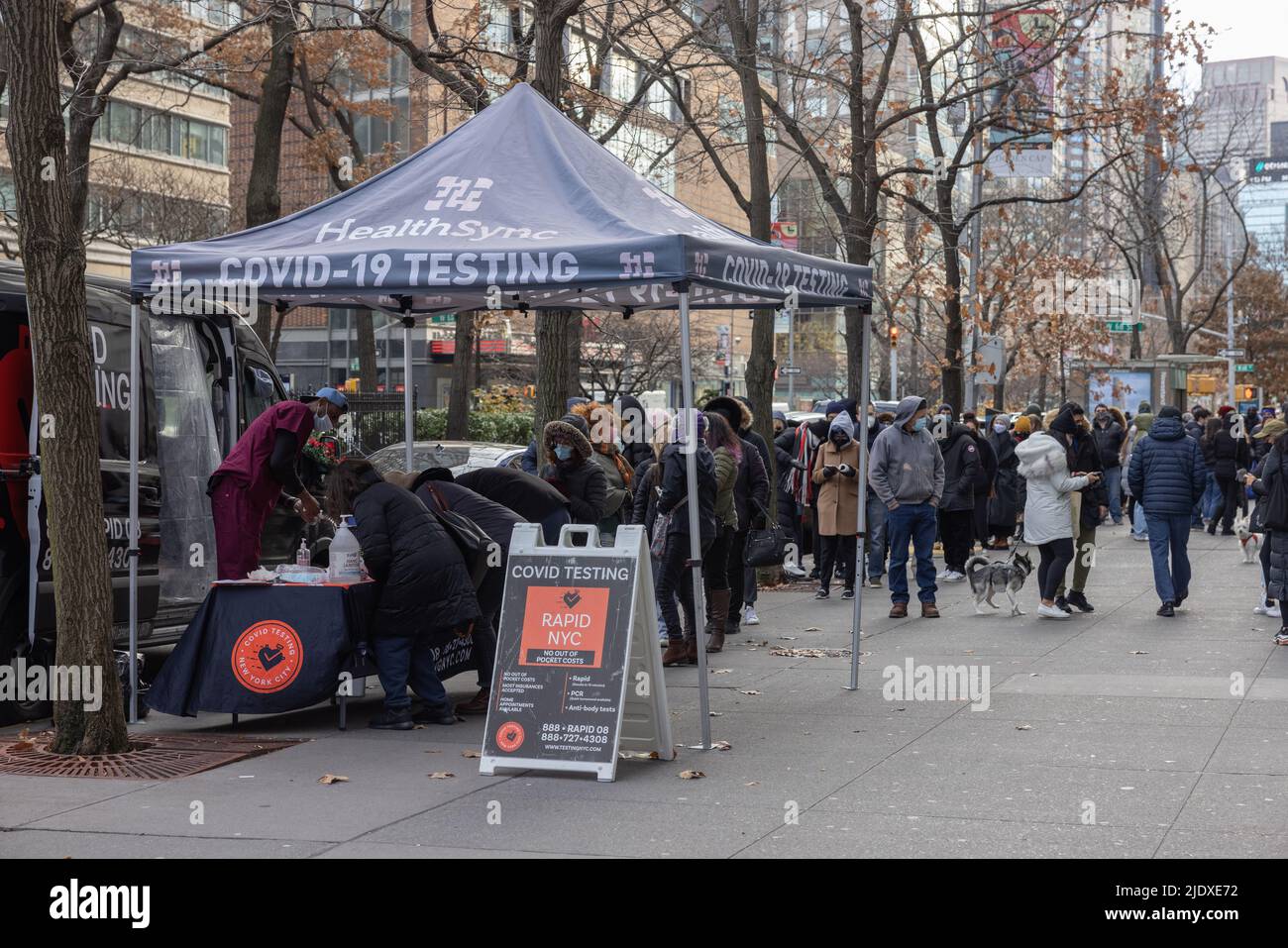 NEW YORK, N.Y. – 19 dicembre 2021: Un sito di test COVID-19 si trova nell'Upper West Side di Manhattan. Foto Stock