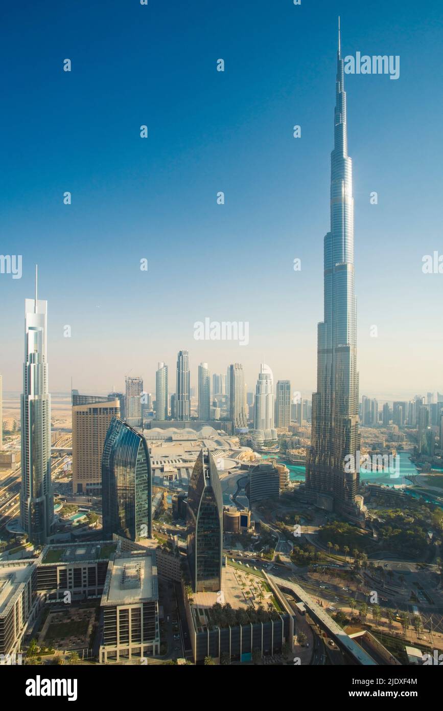 Emirati Arabi Uniti, Dubai, vista sul Burj Khalifa e paesaggio urbano circostante Foto Stock