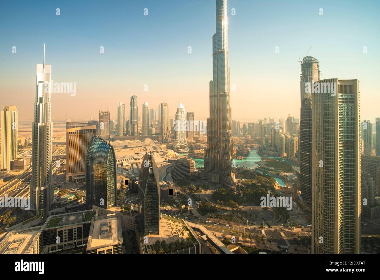 Emirati Arabi Uniti, Dubai, vista sul Burj Khalifa e paesaggio urbano circostante Foto Stock