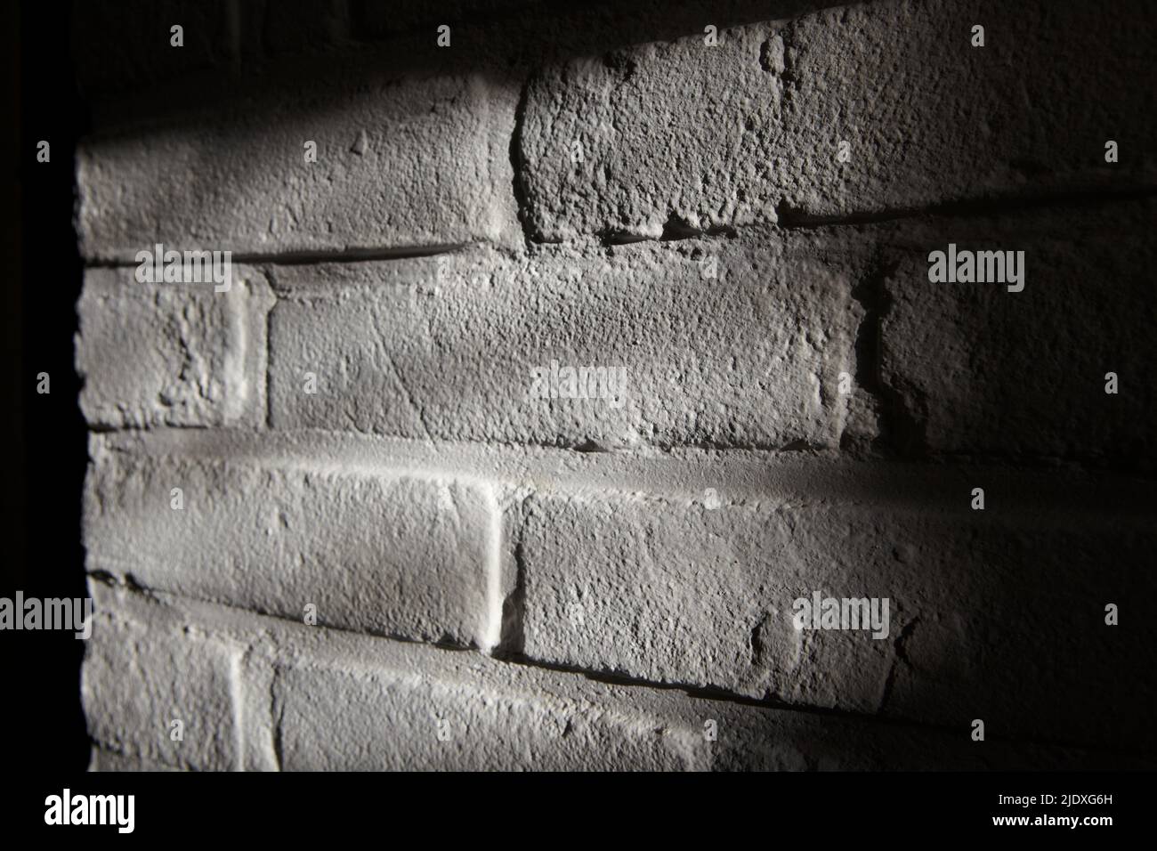 Primo piano della parete di mattoni dipinta di bianco Foto Stock