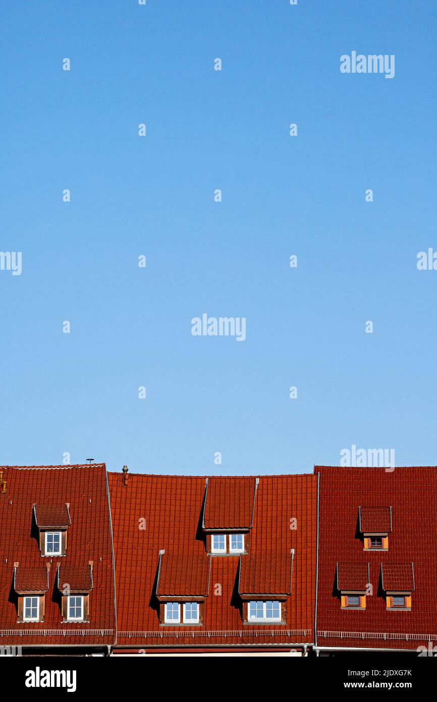 Germania, Turingia, Erfurt, cielo azzurro su tetti di tegole rosse di case della città vecchia Foto Stock