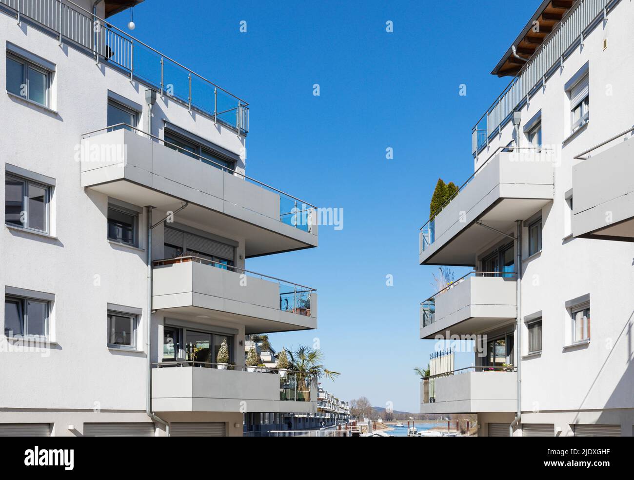 Germania, Renania-Palatinato, Speyer, balconi di nuovi appartamenti dipinti di bianco Foto Stock