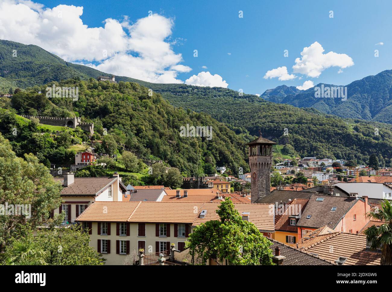 Svizzera, Ticino, Bellinzona, veduta del centro storico situato ai piedi delle Alpi Foto Stock