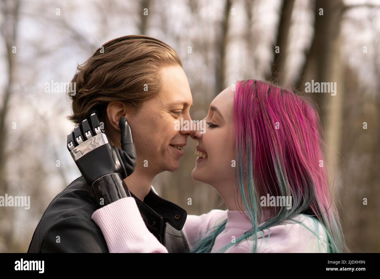 Affettuoso giovane coppia felice sfregamento nosi Foto Stock