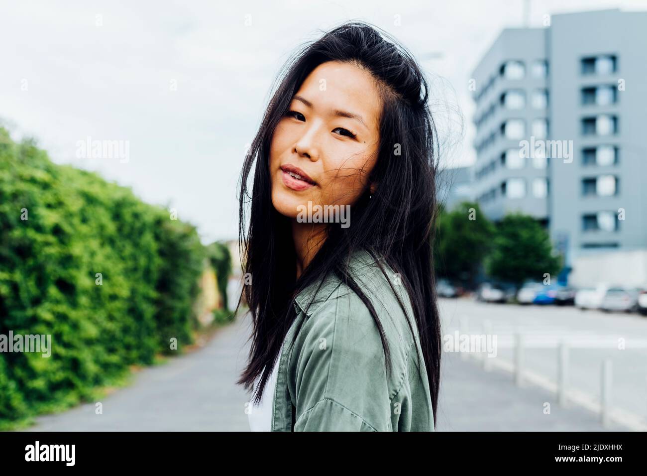 Giovane bella donna con lunghi capelli neri Foto Stock