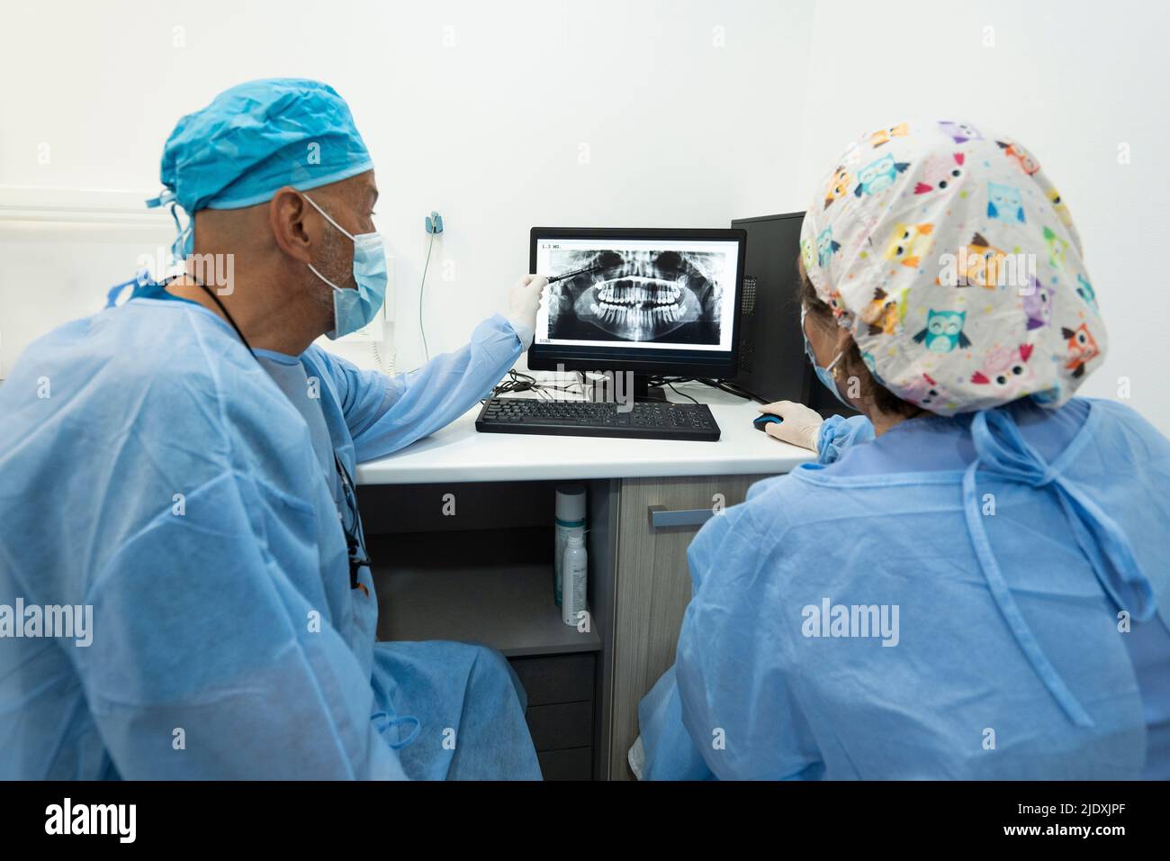 Dentisti che visualizzano i raggi X sullo schermo del computer Foto Stock