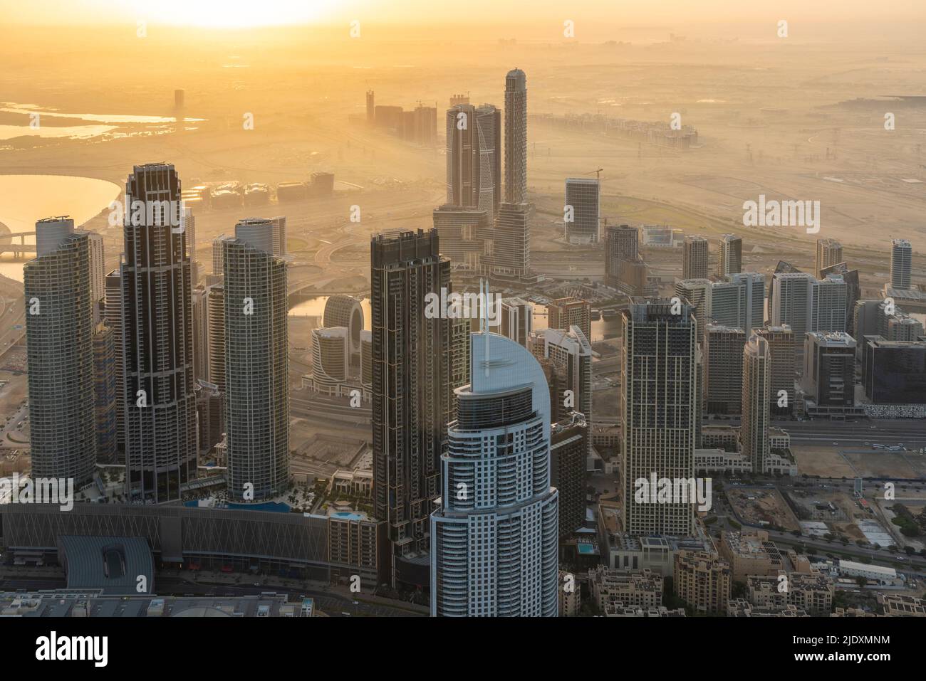 Emirati Arabi Uniti, Dubai, Business Bay all'alba nebbia Foto Stock