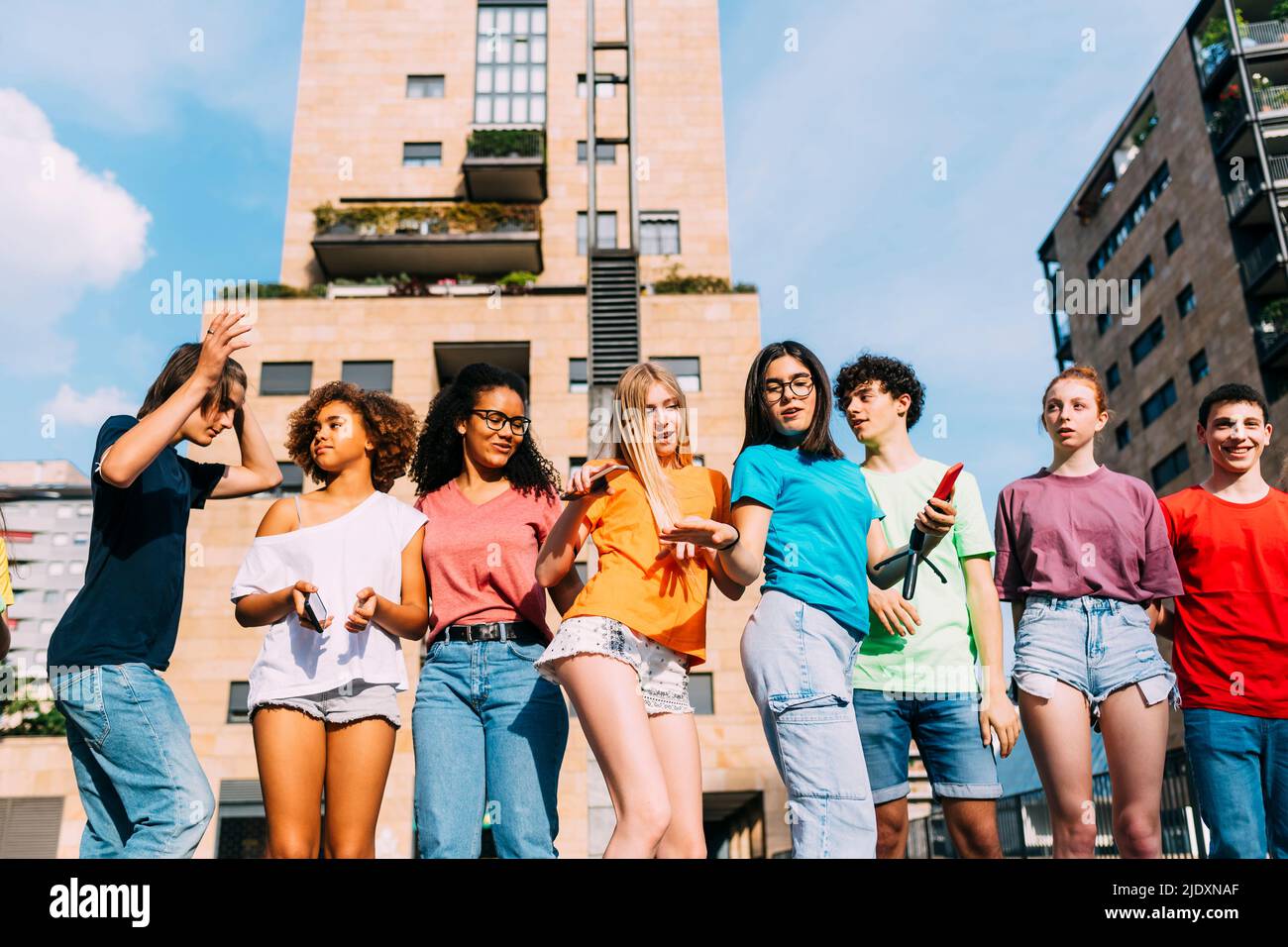 Ragazze che ballano da amici godendo giorno di sole Foto Stock