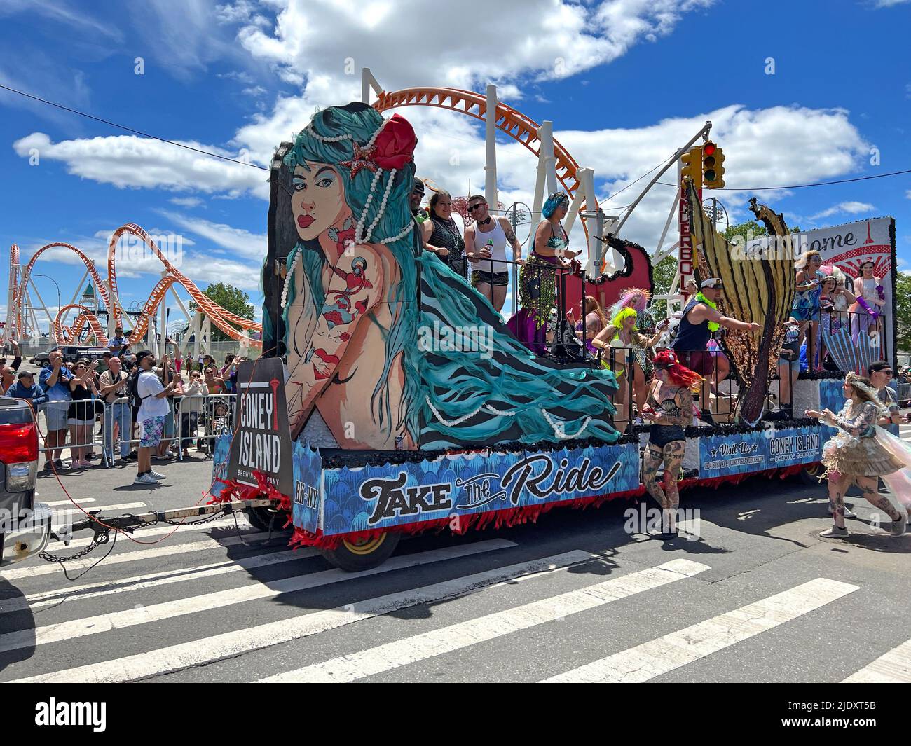 Galleggia presso la Mermaid Parade del 2022, la più grande sfilata d'arte della nazione, su Surf Avenue a Coney Island a Brooklyn, New York Foto Stock