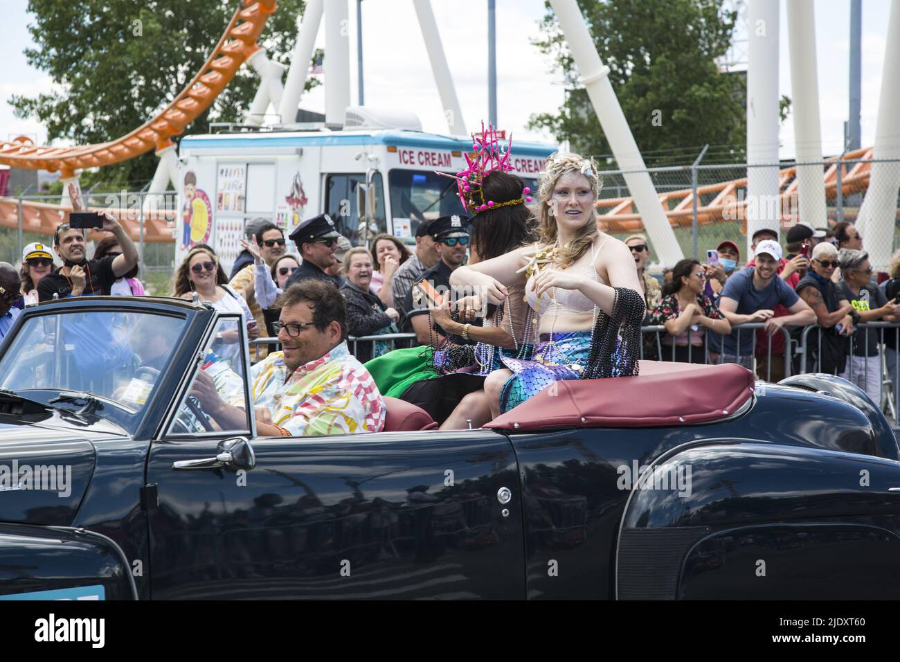 Dopo 2 anni dalla chiusura di Covid-19, la gente ritorna all'annuale Mermaid Parade, che si ritiene sia la più grande sfilata d'arte della nazione, a Coney Island lungo Surf Avenue a Brooklyn, New York. Foto Stock