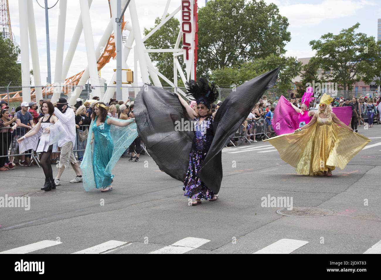 Dopo 2 anni dalla chiusura di Covid-19, la gente ritorna all'annuale Mermaid Parade, che si ritiene sia la più grande sfilata d'arte della nazione, a Coney Island lungo Surf Avenue a Brooklyn, New York. Foto Stock